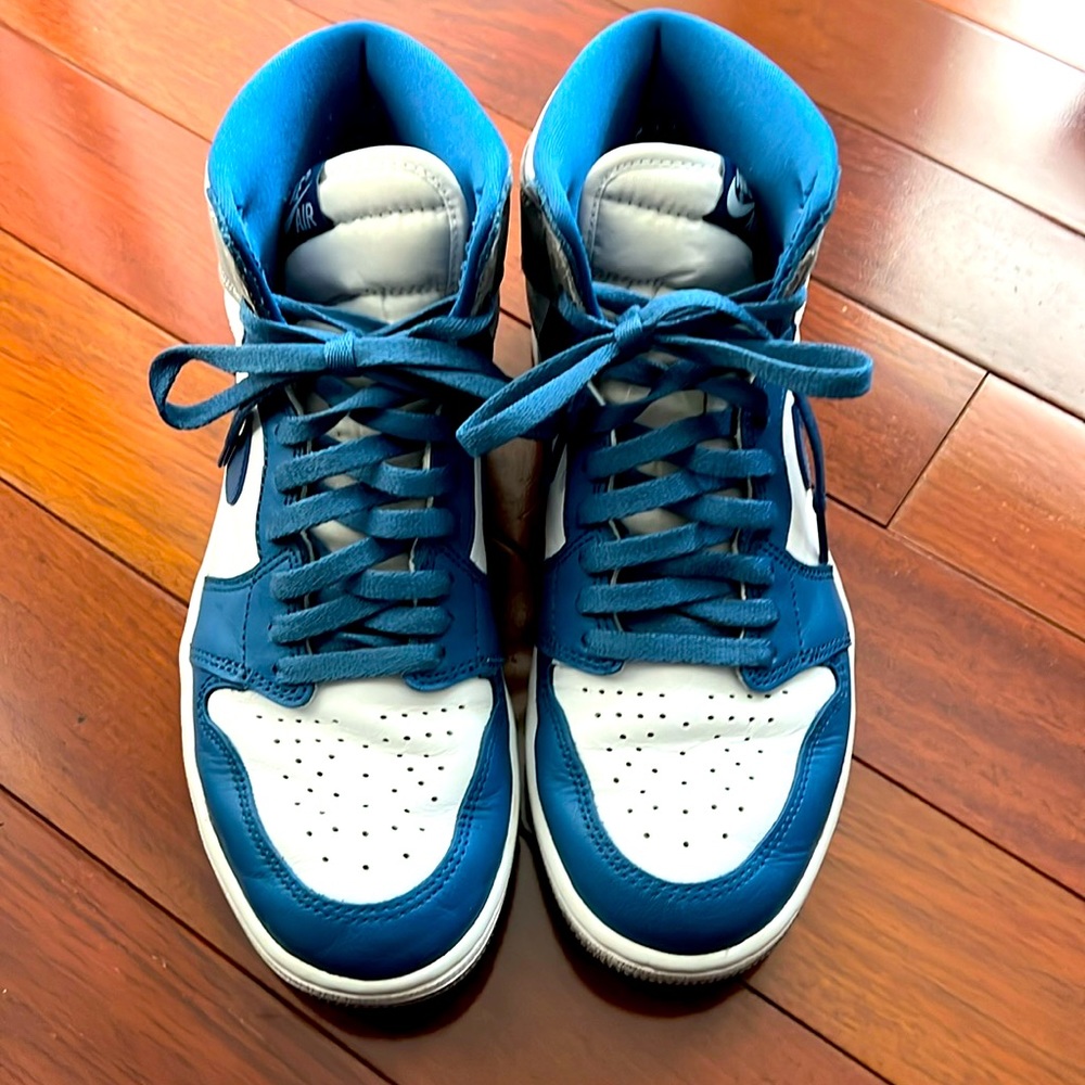 Jordan Men's Athletic Shoes White and Blue High-Tops